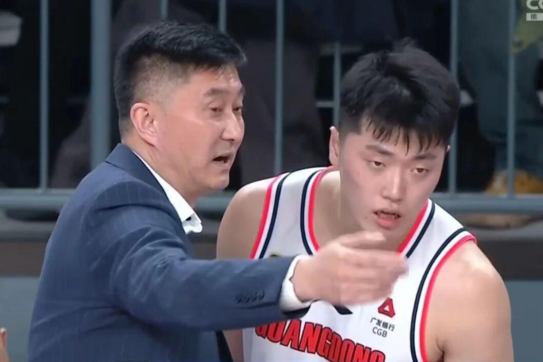 开云体育网址-广东男篮兵败，锋线大将被批不配合同，萨林杰引众怒徐杰状态堪忧